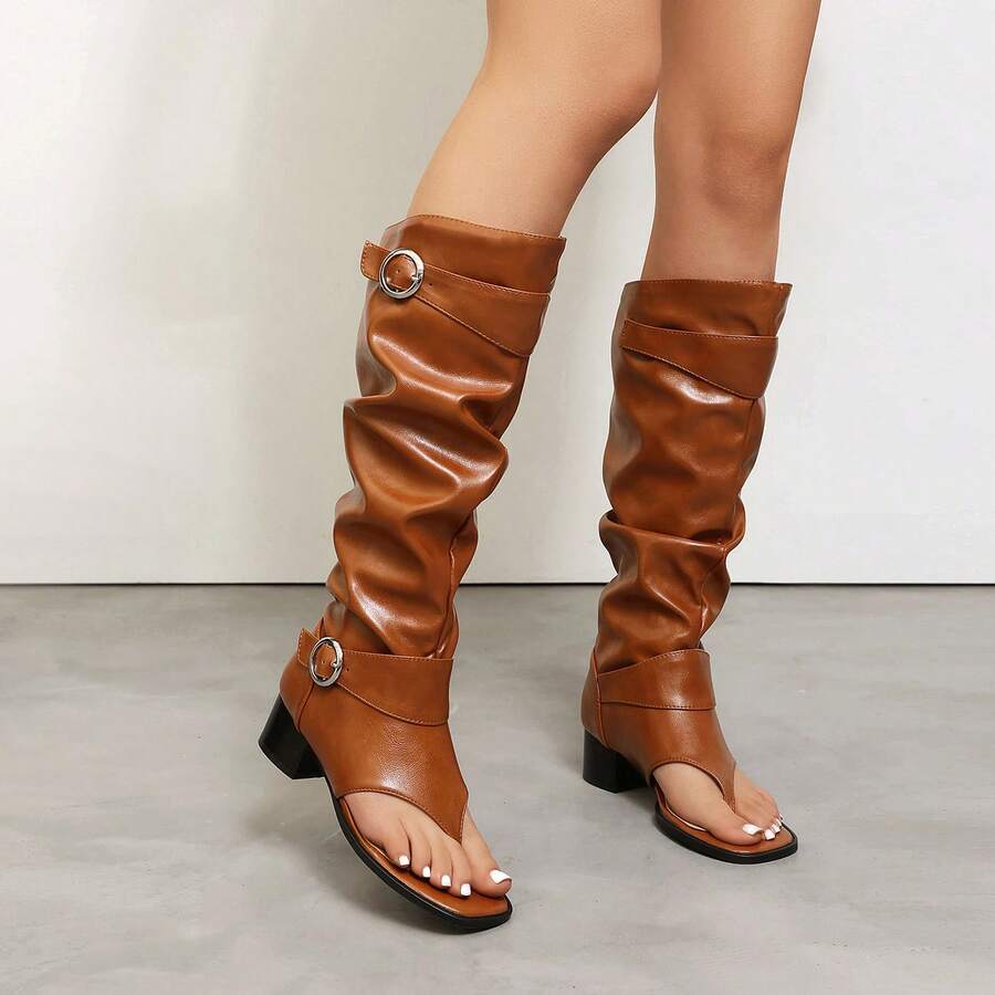 女士人字拖式粗跟搭扣中筒靴，适合度假休闲穿着 - 棕色 - 查看 1