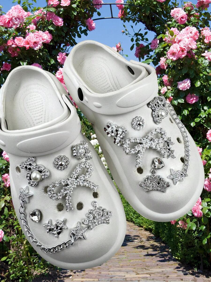 Bộ 16 món phụ kiện giày dép Giáng sinh đính đá lấp lánh tự làm, gồm gấu, nơ, hoa tuyết và dây trang trí, món quà Giáng sinh hoàn hảo.