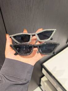 Dos pares de gafas de mujer con marco negro y adornos de cristal y strass, con forma de ojo de gato, adecuadas para la playa, bodas y fiestas temáticas, Halloween, San Valentín, vacaciones de verano en la playa, actividades al aire libre y viajes (con paño de limpieza) - Blanco y Negro - Ver 8