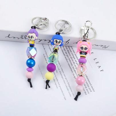 Mattel Huntrix Sita Boys角色串珠钥匙扣，卡通软胶人偶吊坠，学生背包装饰，动漫周边。Q版软胶人偶饰以炫彩多面珠和马卡龙色圆珠，配有结实的金属龙虾扣。设计精美，辨识度高，可挂在背包、钥匙、手提包等处。是送给同学、朋友和粉丝的收藏佳品和创意礼物。