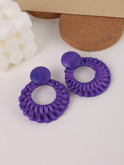 一对手工编织藤条镂空圆形耳环，搭配天然木圈，时尚海岛度假风，适合度假、派对和送礼。