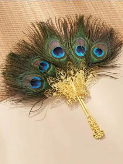 1 szt. Elegancki, ręczny wachlarz z pawimi piórami, odpowiedni na wesela i oficjalne okazje, nie wymaga zasilania. Zaprojektowany na wzór pawich piór, piękny dodatek ślubny. Elegancka dekoracja wachlarza z frędzlami.