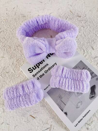 Bộ 1 băng đô và băng đeo cổ tay màu trơn dùng cho chăm sóc da, tiện lợi khi rửa mặt, trang điểm và sử dụng trong phòng tắm, mềm mại và thoải mái, cần thiết cho phụ nữ khi đi du lịch và đi học. Băng đô và phụ kiện chăm sóc da dễ thương, thích hợp để trang trí Halloween, phòng tắm, quà tặng Giáng sinh, ngày lễ, trang trí nhà cửa và cũng là món quà chu đáo dành cho phụ nữ vào ngày sinh nhật và Giáng sinh.