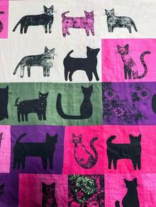 大码无袖A字及膝连衣裙，圆领拼接猫咪印花针织面料，中等弹力，适合女士夏季休闲穿着，优雅大方。 - 玫紅色 - 查看 3