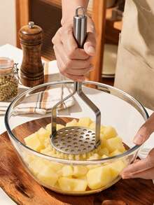 Machacador de patatas de acero inoxidable - Herramienta de cocina duradera, crea puré de patatas perfecto, prensa de patatas manual, machacador de alimentos multifunción para calabaza, batata, patata y talla grande, adecuado para adolescentes que cocinan y la cocina, herramienta de cocina ligera y duradera para uso doméstico y de restaurante - Multicolor - Ver 3