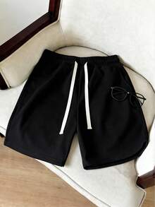 男士黑色纯色撞色抽绳休闲短裤，采用抗皱涤纶面料，机洗后无需熨烫即可穿着，适合通勤和短途出行；撞色抽绳腰带既实用（可调节松紧）又时尚，两侧隐藏式口袋可安全存放手机、钥匙和其他日常必需品。夏季 - 黑色 - 查看 4