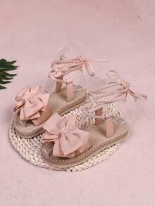 1双粉色儿童平底沙滩凉鞋，纯色柔软面料，大蝴蝶结，交叉弹力带，套穿式设计，圆头，弹性柔软防滑鞋底，时尚可爱学院风罗马凉鞋，适合女学生休闲、沙滩、校园穿着，春夏新款 - 粉色 - 查看 2