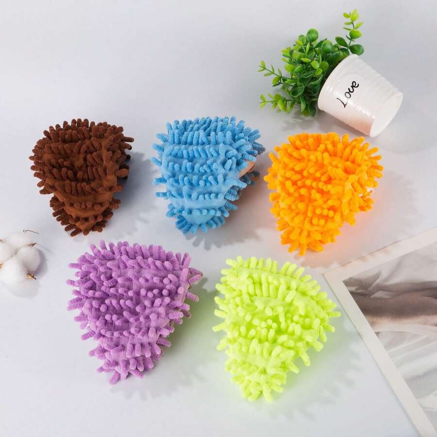 Chenille Schuhüberzüge, auch als schlabberige Wischmopp-Schuhüberzüge oder Reinigungsmopps-Schuhüberzüge bezeichnet, sind ein innovatives Haushaltsreinigungswerkzeug. Hergestellt aus hochdichtem Chenille-Material, das eine super Saugfähigkeit und hervorragende Staubentfernungsfähigkeit aufweist, effektiv Staub, Haare und feine Partikel auf dem Boden absorbierend. Die Unterseite des Schuhüberzugs ist mit rutschfesten Partikeln ausgestattet, um ein stabiles Gehen während des Reinigungsprozesses zu gewährleisten, geeignet für verschiedene Hartböden wie Fliesen, Holz und Marmor. - Chenille-Schuhüberzüge - Übersicht 1