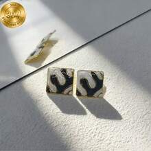 A Modern Minimalist Retro Light Luxury Small-Quantity Black And White Square Geometric Pattern Women's Earrings. Recommended For Daily Commuting, Shopping, Leisure Afternoon Tea, Art Exhibitions, And Friend Gatherings. - Black and White - View 3