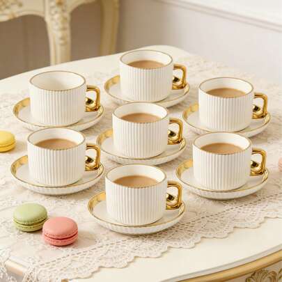 单件装或六件套金色条纹陶瓷咖啡杯碟套装，适用于家居、厨房、餐厅和客厅。可用于盛装茶、咖啡、牛奶和果汁，也适合户外使用。是婚礼、派对、生日、斋月、母亲节、父亲节和情人节的理想礼物。