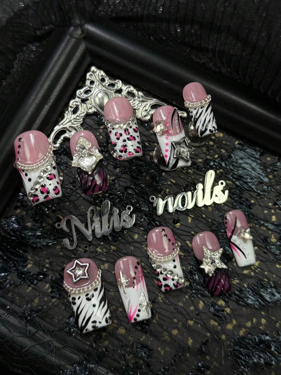 10片手工全覆盖方形亚克力美甲套装，包含白色美甲、白紫色法式美甲、手绘几何图案（如黑色斑马纹、豹纹、玫瑰红斑点）、3D银色金属链、镂空星星、心形钻石、星形钻石等美甲配件，打造Y2K甜美酷炫辣妹风，非常适合女性和女孩在派对、庆典、日常、婚礼、聚会及其他节日场合使用（包含：一片果冻胶和一条摩擦条）。美甲用品