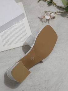 Giày sandal cao gót nữ mùa xuân/hè 2025 mới, cỡ lớn EU, quà tặng Ngày của Mẹ, thời trang thoải mái, chất liệu PU chống trượt, quai đơn, màu trơn, nơ bóng, kim tuyến, gót dày, mũi tròn, hở mũi, khóa kim loại, cao 5cm, thích hợp cho trong nhà và ngoài trời, kiểu dáng dễ thương, sang trọng, thời trang hàng ngày, dự tiệc, đám cưới, trường học, văn phòng. - Bạc - Xem 8