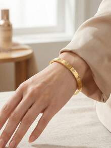 1条奢华优雅的不锈钢手链，精致的矩形吊坠设计，适合日常通勤、浪漫约会、周末聚会和朋友聚会，佩戴舒适，是送给女友、朋友和家人的完美礼物，可轻松搭配休闲和正式服装，高品质材料，经久耐用。 - 金色 - 查看 8