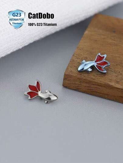 CatDObo 1 chiếc khuyên tai hình cá chép may mắn bằng hợp kim titan F136, thích hợp cho sụn tai, màu đỏ, khuyên tai có ren không gây dị ứng cho lỗ xỏ đã lành.
