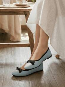 女士优雅浅蓝色纹理芭蕾平底鞋，饰有黑色蝴蝶结和撞色滚边 - 淺藍色 - 查看 1