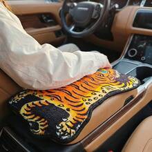 1 pieza Alfombrilla para la consola central y reposabrazos del coche con estampado de tigre, de felpa suave de cachemira sintética universal a prueba de polvo para protección interior - tigre - Ver 2