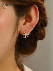 Hihho 1 par de pendientes de aro de lujo con circonita en forma de estrella fugaz, con diseño de doble estrella fugaz/octágono de circonita incrustado en el frente, con centro y borde de estrella completamente empotrados con pequeños diamantes, disponible en colores dorado y plateado, que proporcionan una atmósfera estrellada brillante adecuada para diferentes posiciones de la oreja y estilos de atuendo. - Estrella - Ver 2