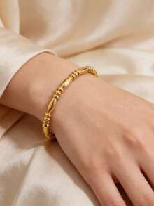 1条奢华优雅的不锈钢手链，精致的矩形吊坠设计，适合日常通勤、浪漫约会、周末聚会和朋友聚会，佩戴舒适，是送给女友、朋友和家人的完美礼物，可轻松搭配休闲和正式服装，高品质材料，经久耐用。 - 金色 - 查看 14