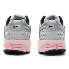 Nike 女士休闲鞋，复古低帮鞋，轻便户外日常休闲鞋，ZOOM VOMERO 5 NEWS HF1877-001 - 黑/金屬銀/狼灰/泡沫粉/中柔粉 - 查看 5