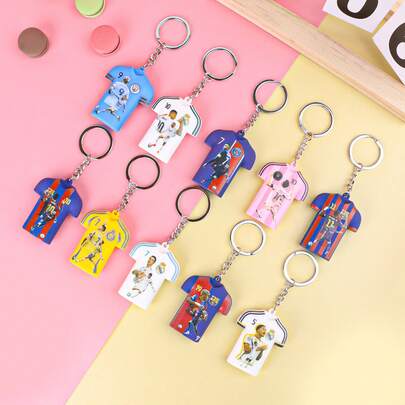 FIFA FIFA 1 stuk sleutelhanger met voetbalster-thema, 3D-reliëf en realistische vorm, heldere kleur die niet snel vervaagt, voorzien van een stevige metalen gesp voor duurzaamheid, licht en compact voor gemakkelijk meenemen. Kan aan sleutels, rugzakken, schooltassen en bagage worden gehangen als decoratie.