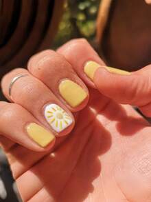 24片黄白太阳图案美甲贴纸，短款方形可爱假指甲，亮柠檬黄纯色甲贴，白色底色上饰有可爱的太阳图案，完美契合阳光明媚的清新氛围。短款假指甲，美甲护理用品，适合夏季海滩、泳池派对、日常通勤，也是送给美甲爱好者的绝佳夏季礼物。 - 黃色 - 查看 8