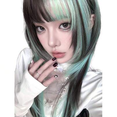 alicegarden 这款28英寸长的合成假发，拥有自然直发造型和惊艳的多色设计。它带有刘海，采用耐热纤维制成，经久耐用。这款假发非常适合日常佩戴，能够打造自然逼真的效果。