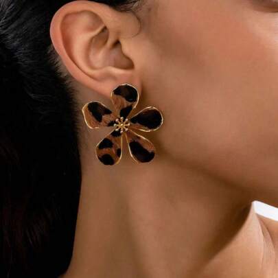一对毛绒豹纹花朵耳环，时尚精致独特设计，适合日常佩戴