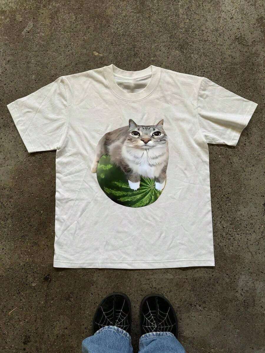 Camiseta Unisex de Algodón con Expresión Divertida de Gato y Sandía - Estampado Frontal, Estilo Retro y Alternativo, Ideal para Regalo - Blanco - Ver 1