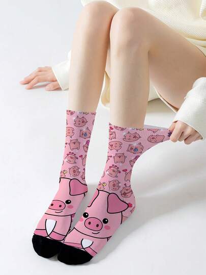 1 Pair Cute Cartoon Pink Pig Pattern Mid-Calf Socks, Versatile Socks, Personalized Fashion, Soft And Comfortable, 360 Degree Printing, Suitable For Daily Casual, Sports, Couples, Party, Holiday Gifts, Can Be Matched With Shark Pants, Cute Socks, Student Socks, Casual Socks, Funny Socks, All Seasons, Suitable For All Holidays And Occasions.