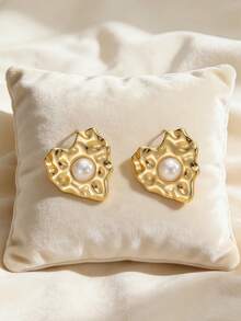 Um par de brincos de pérola grossos em formato de coração para mulheres. Presentes elegantes para casamentos. Brincos criativos com design geométrico irregular em formato de coração plissado. Brincos de aço inoxidável 14K. Leves e hipoalergênicos. Adequados para uso casual diário, festas, encontros, aniversários e casamentos. O presente perfeito para mulheres. - Ouro - Ver 3