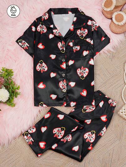  Bộ đồ ngủ 2 mảnh in hình trái tim hoạt hình Disney, kiểu dáng dễ thương, thoải mái, tay ngắn, quần cạp chun dành cho bé gái tuổi teen. Chất liệu mềm mại, thoáng khí như lụa, phù hợp mặc ở nhà trong mọi mùa.