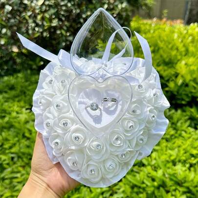 Hộp đựng nhẫn cưới hình trái tim màu trắng đính hoa hồng, có nắp trong suốt hình trái tim và trang trí đá lấp lánh, dùng để cất giữ nhẫn cưới, trao nhẫn trong lễ cưới, lễ kỷ niệm (Không bao gồm nhẫn).
