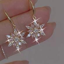 A Pair Of Elegant Pink Glass Snowflake Earrings, Adorned With Sparkling Cubic Decorations, Is The Perfect Gift For Valentine's Day, Anniversaries, Birthdays, And Holidays.They Are Also Suitable For Casual And Everyday Wear.Elegant Earrings, Synthetic Gemstone Earrings - 1 Pair - 查看 4