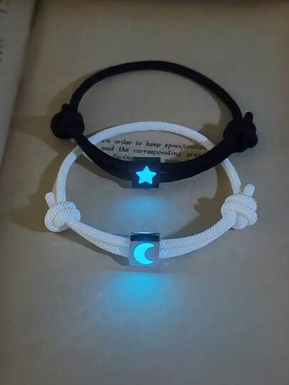 ATLVXJL 2件套夜光友谊/情侣手链套装，方形星月吊坠，黑白绳子，适合日常佩戴和送礼。