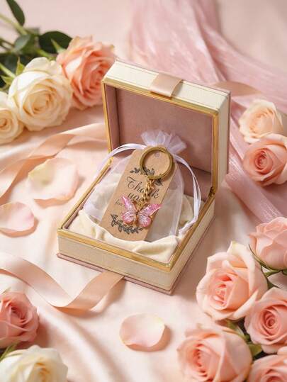 12套粉色蝴蝶钥匙扣，配欧根纱袋，可作婴儿派对回礼、宝宝周岁生日感谢礼物、性别揭晓派对礼物，也适用于生日、婚礼、圣诞派对，是送给同事、朋友和家人的完美礼物，也是婴儿派对用品和婚礼回礼的理想之选。