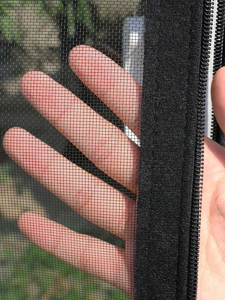 多尺寸蚊帐，易于安装，中间带拉链，采用自粘聚酯纤维制成，有黑色、白色及其他颜色可选。有效防止蚊虫进入，同时保持室内通风。适用于室内外窗户，可使用魔术贴安装，不影响窗户外观，宠物友好，防猫防蚊，也可作窗帘使用。 - 中間拉鍊紗窗 - 查看 4