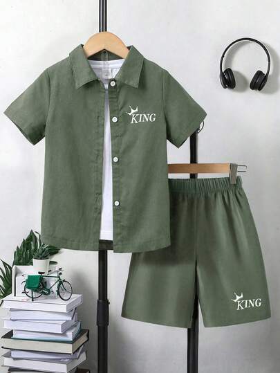 Bộ đồ mùa hè thường ngày dành cho bé trai, gồm áo sơ mi ngắn tay và quần short in hình vương miện và chữ cái, họa tiết thường ngày.