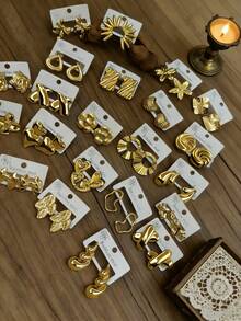 26件套不锈钢耳环，包括柔和微风粉白珐琅耳环、金色纹理耳环、简约心形、叶形等多种造型的多元素耳钉，适合女性佩戴（款式随机） - 彩色 - 查看 6