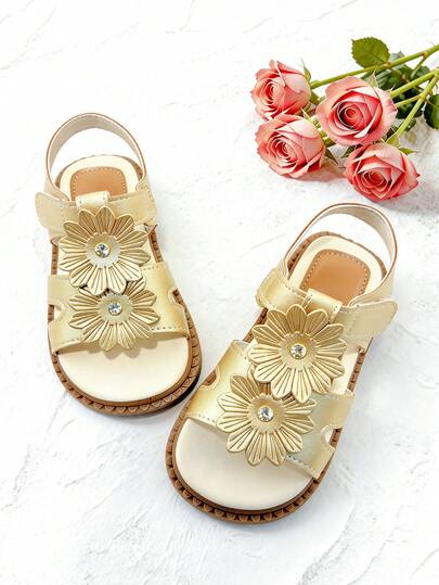 1 đôi dép xăng đan màu đỏ hồng cho bé gái, dép đế bằng chống trượt, có khóa cài, trang trí hoa hồng đỏ và ngọc trai giả, thích hợp cho mùa hè, đi hàng ngày, đám cưới, tiệc bãi biển, sự kiện trường học.