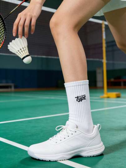 三双男女通用袜子：吸湿排汗，中筒长度；饰有刺绣字母。非常适合夏季运动——篮球、健身、跑步和跳绳——以及健身房锻炼、休闲外出和约会之夜。也适合校园穿搭或居家休闲穿着。透气、舒适、吸汗、防臭，这些个性化袜子让您的双脚保持干爽，防止闷热。