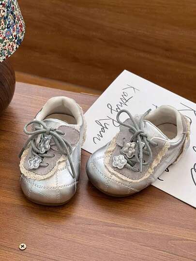 1 Pair Silver Children's Shoes Suitable For All Seasons, Easy On/Off Hook And Loop, Soft Baby Toddler Walking Shoes, Outdoor Non-Slip Wear-Resistant Girls' Casual Sneakers For Spring, Fashionable Versatile Girls' Leisure Shoes For Summer, Adorable Floral Decorated Girls' Casual Shoes For Autumn/Winter, Suitable For 2-8 Years Old Infants In Home, Park, Social Occasions And More