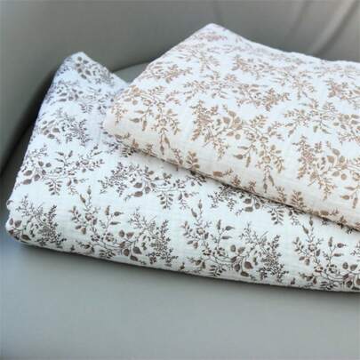 Vải gạc cotton hai lớp mềm mại, thoáng khí, in họa tiết hoa nhỏ, thích hợp may quần áo trẻ em, đồ mặc nhà và đồ ngủ.
