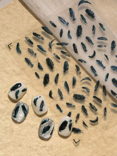 1 Blatt Schwarz Krähen Feder Nail Art Sticker, mit verschiedenen Feder Posen wie ausgebreitete große Federn und zarte kleine Federn, mit einer dunklen Gothic und leicht distanzierten Ästhetik. Dieser Sticker eignet sich auch, um mit ätherischen Quasten und Strass zu kombinieren, um ein einzigartiges "fragmentiertes" Nail Art Design zu schaffen.