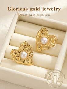 Um par de brincos de pérola grossos em formato de coração para mulheres. Presentes elegantes para casamentos. Brincos criativos com design geométrico irregular em formato de coração plissado. Brincos de aço inoxidável 14K. Leves e hipoalergênicos. Adequados para uso casual diário, festas, encontros, aniversários e casamentos. O presente perfeito para mulheres. - Ouro - Ver 2