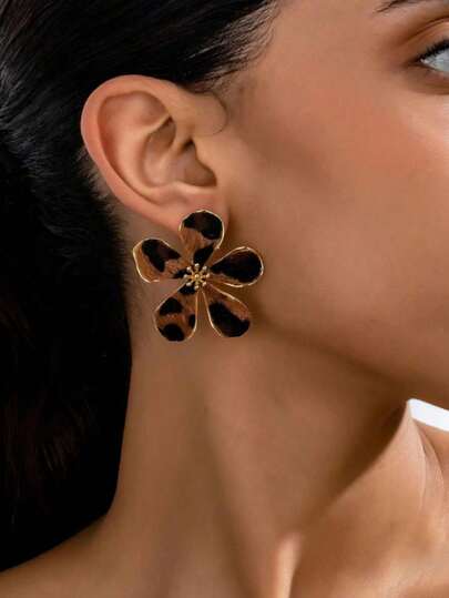 一对毛绒豹纹花朵耳环，时尚精致独特设计，适合日常佩戴