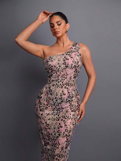 Vestido de noche con hombros descubiertos, abertura alta y malla, con cuello asimétrico artístico y textura animal, adecuado para fiestas, eventos formales, fotografía de moda, reuniones artísticas, cenas formales y bodas