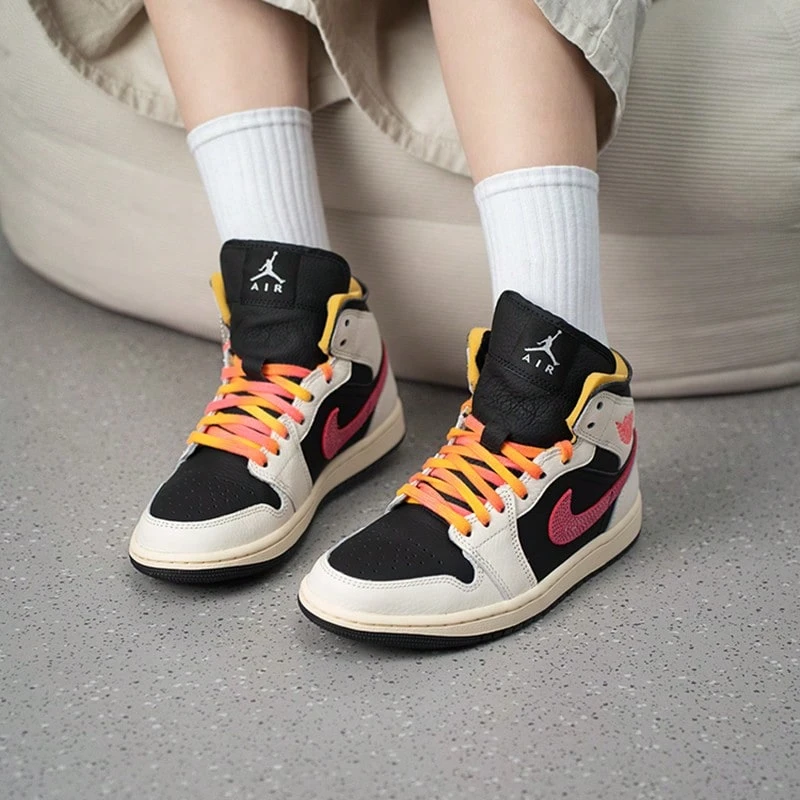 Nike WMNS AIR JORDAN 1 MID SE EDG 女鞋休闲运动鞋 IB7007-107 - 顏色 - 查看 1