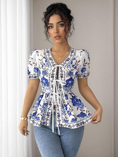 女士优雅蓝白碎花V领系腰泡泡袖喇叭下摆衬衫，适合日常穿着，也适合20-35岁以上女性在夏季开学/毕业季穿着。
