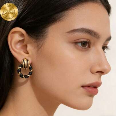 A Retro-Luxury Minimalist Pair Of Black Geometric Drop Earrings With Delicate Design, Recommended For Daily Commutes, Shopping Outings, Casual Afternoon Tea With Friends, Or Art Exhibition Pairings.