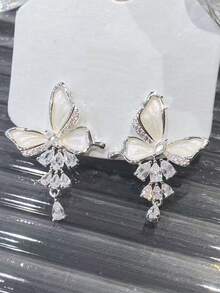 时尚白色蝴蝶形耳环，散发着甜美独特的珠宝风格。 - 白色 - 查看 3